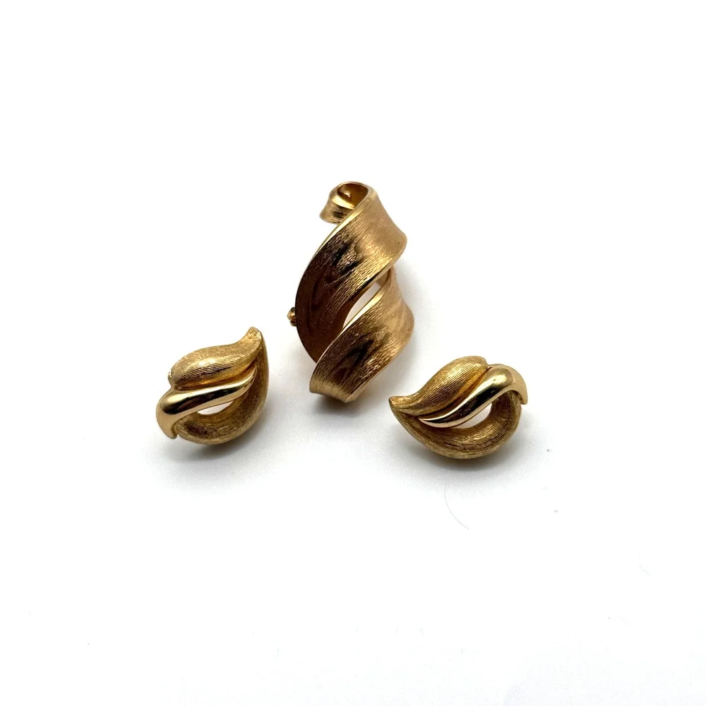 RARE Vintage 1965 Christian Dior GROSSE Gold Plated Ribbon Brooch & Earring Set